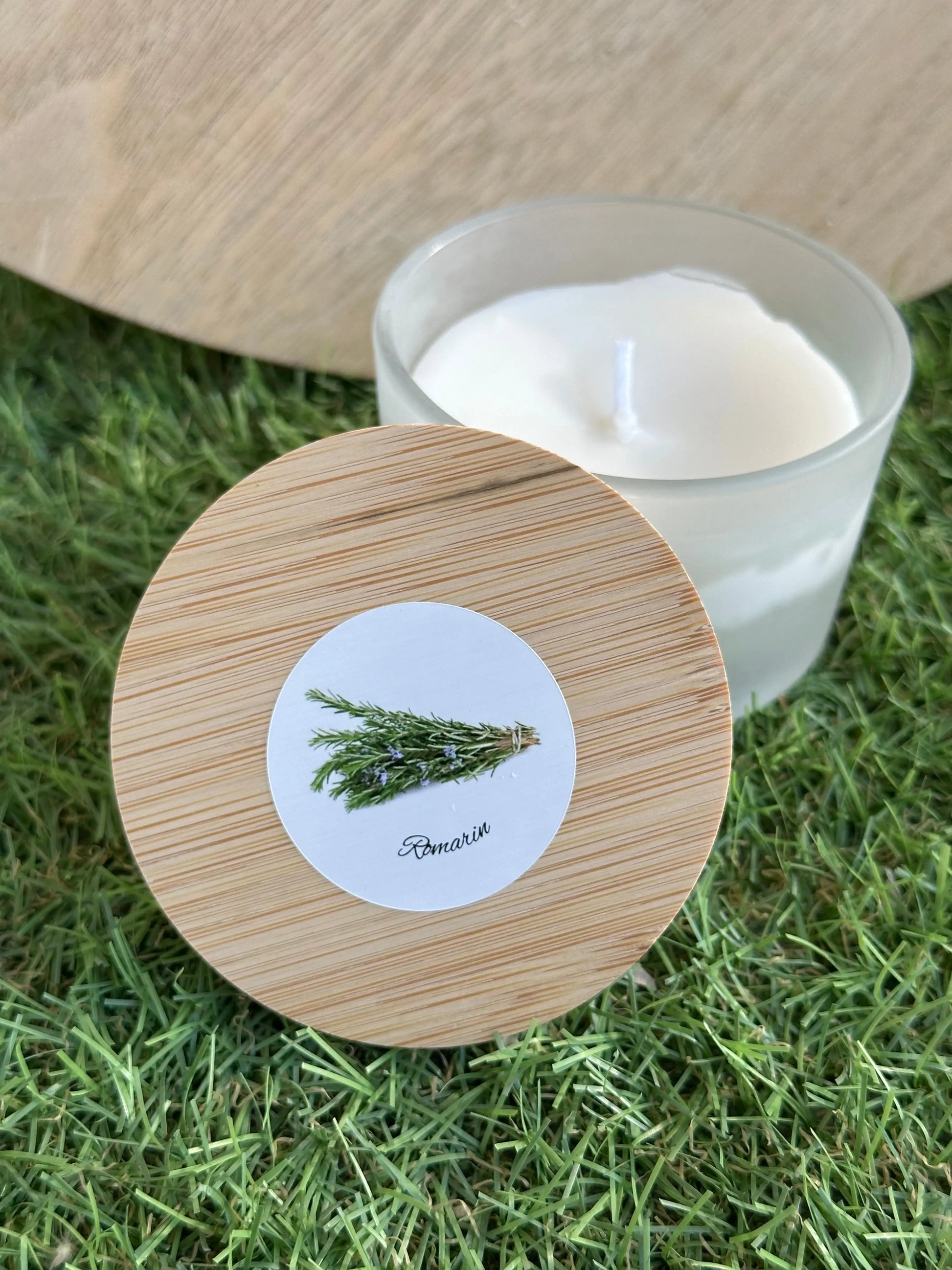 Romarin – Arôme frais et herbacé du romarin, parfait pour se recentrer et se ressourcer Bougie sérénité